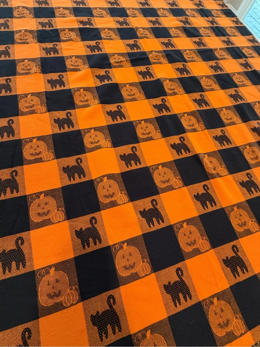 Sonoma vintage style all cotton 70”x54” Halloween tablecloth oval black cats